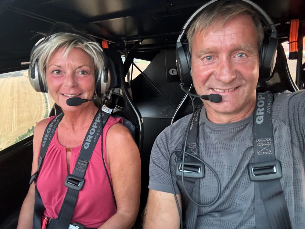 Fluggäste mit Headsets beim Rundflug im Cockpit