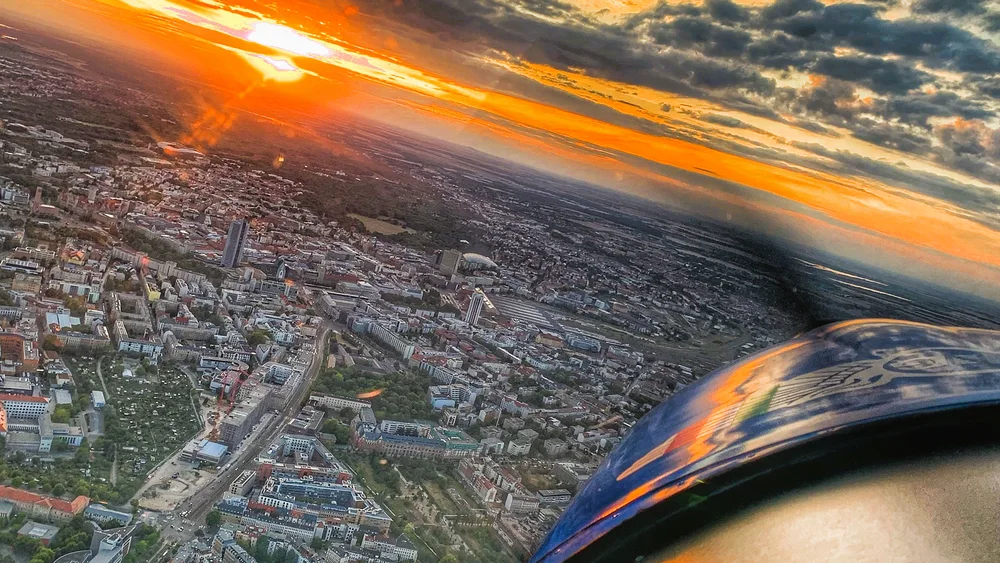 Blick aus dem Flugzeug auf Leipzig bei Sonnenuntergang