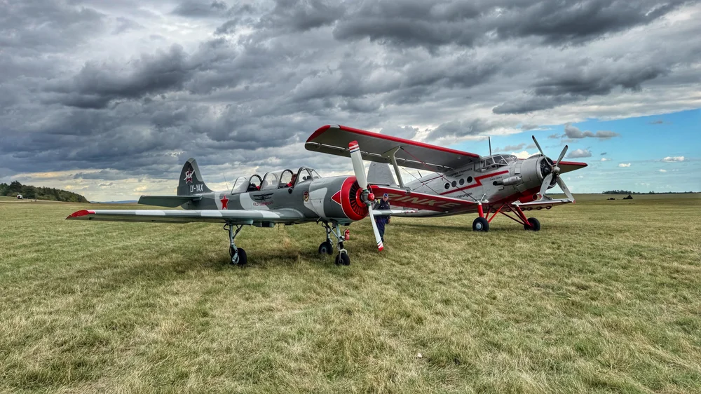 Yak-52 mit rotem Propeller auf dem Flugplatz