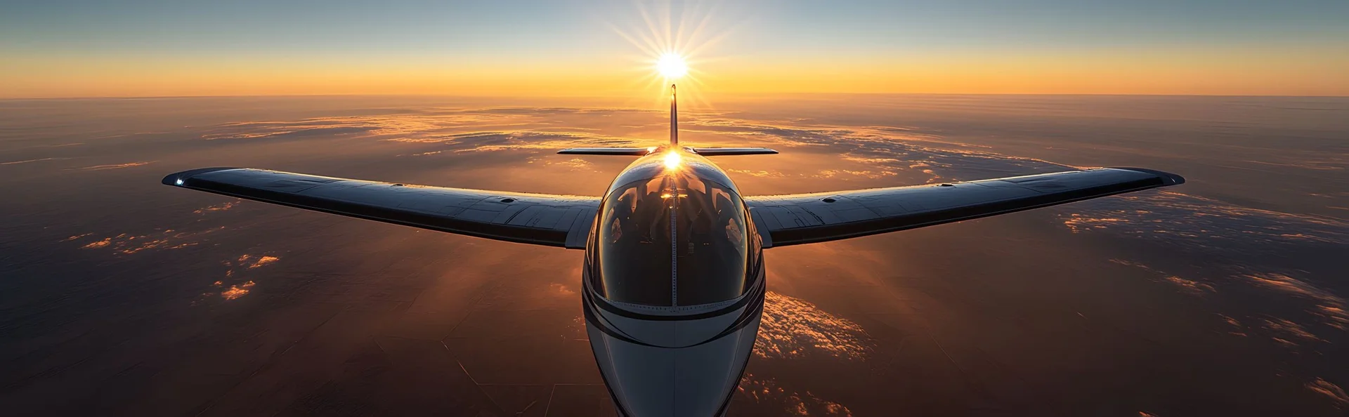 Flugzeug im warmen Licht des Sonnenuntergangs