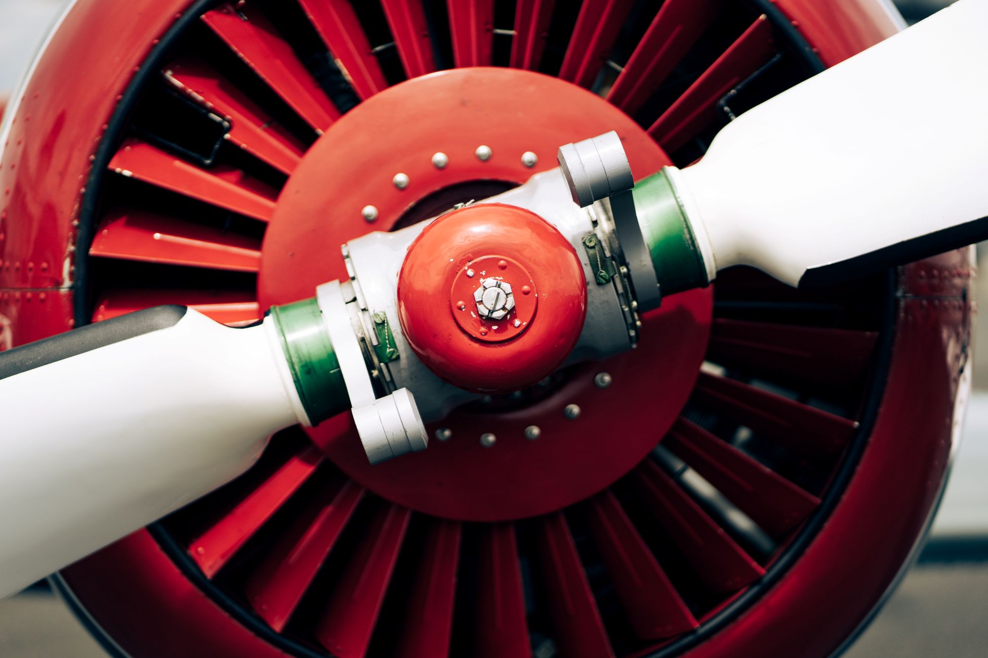 Nahaufnahme Propeller und roter Flugzeugmotor