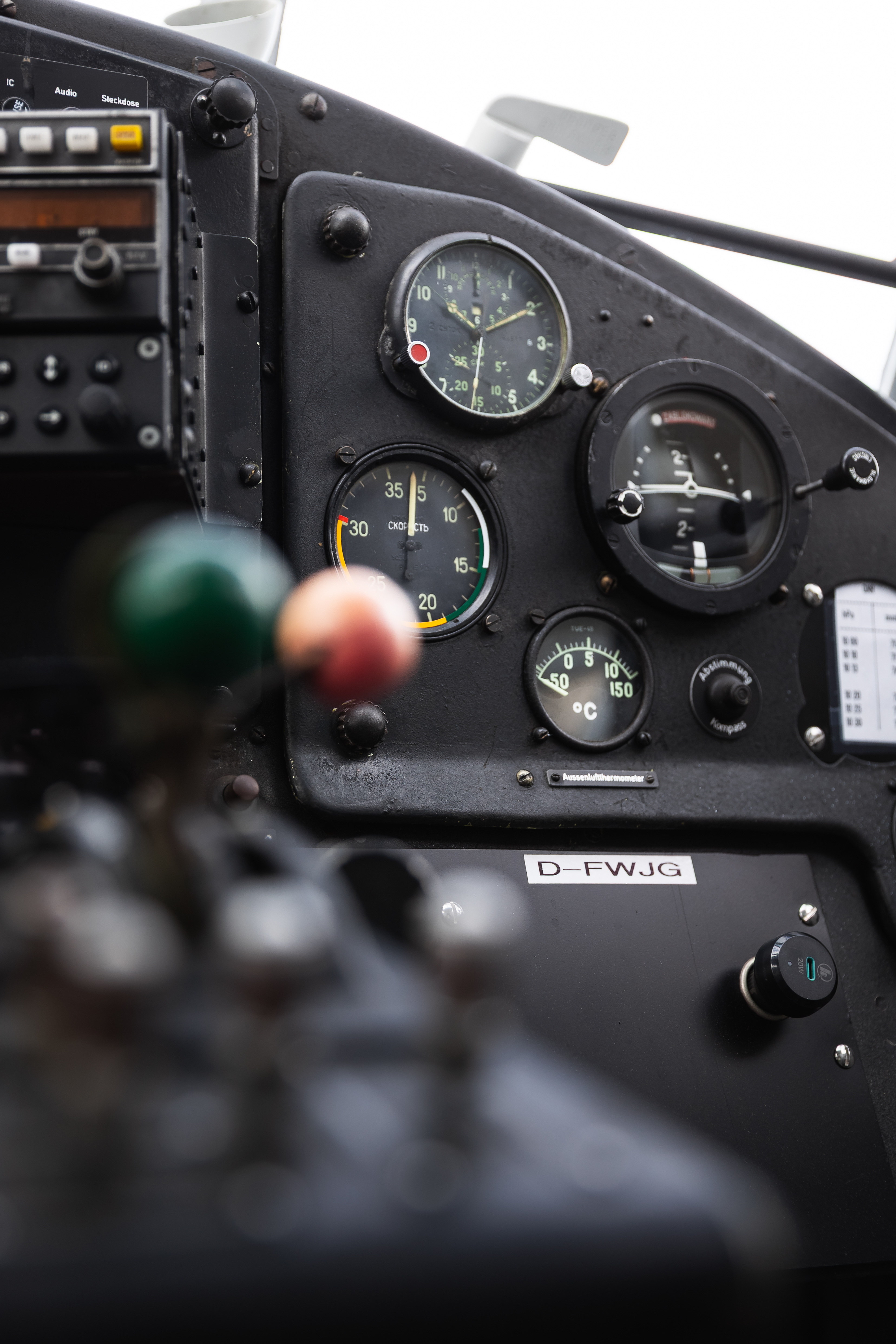 Nahaufnahme eines Cockpit-Instrumentenpanels mit verschiedenen Anzeigen und Instrumenten