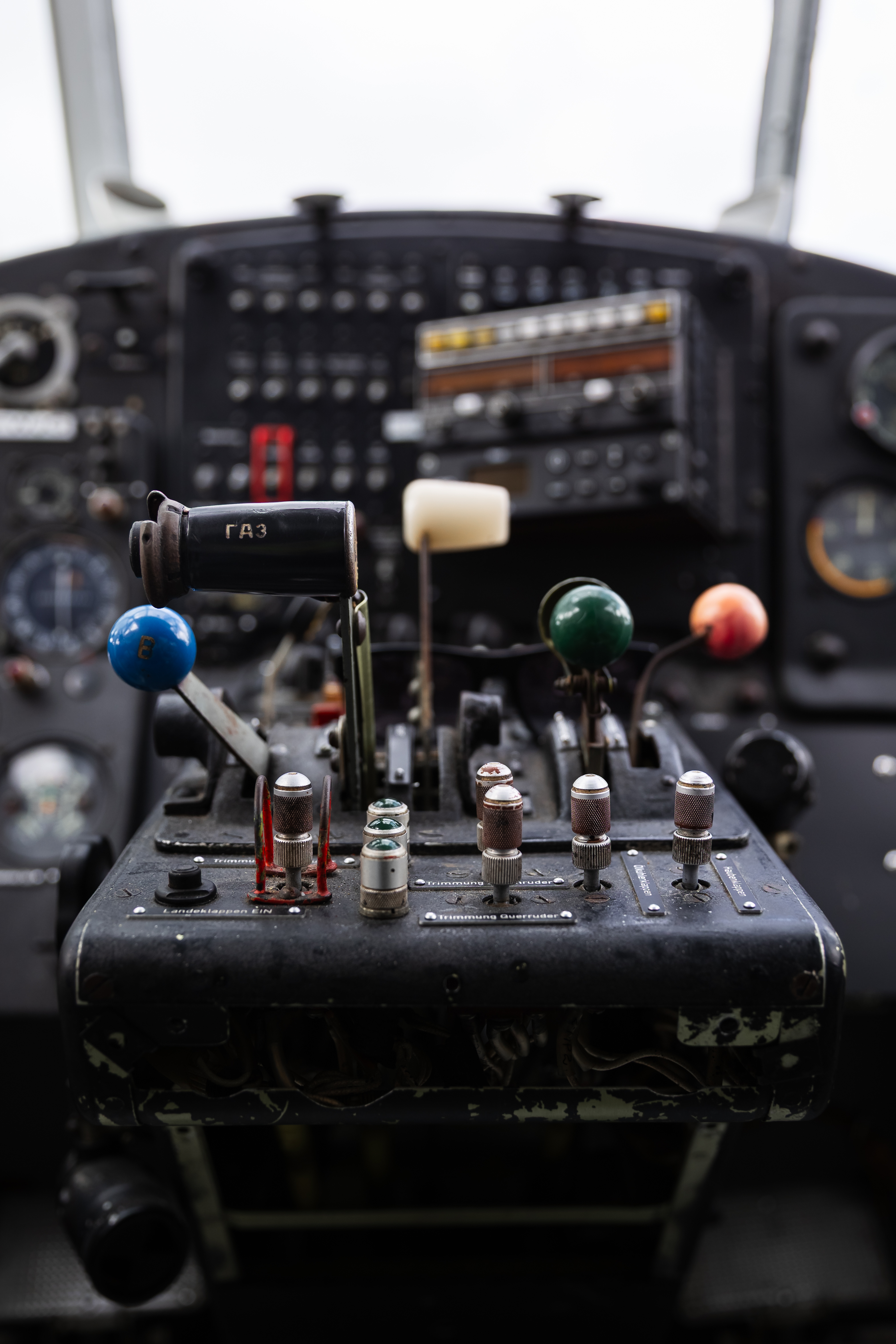 Ein altes Flugzeugcockpit mit verschiedenen Hebeln und Schaltern, die für die Steuerung und Navigation verwendet werden.